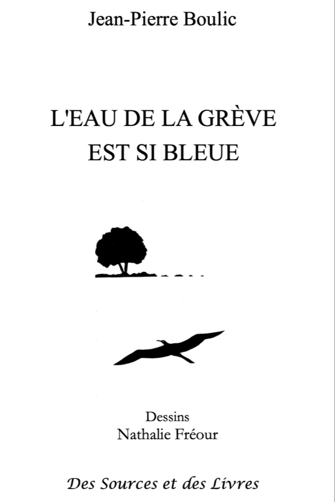 L’eau de la grève est si bleue